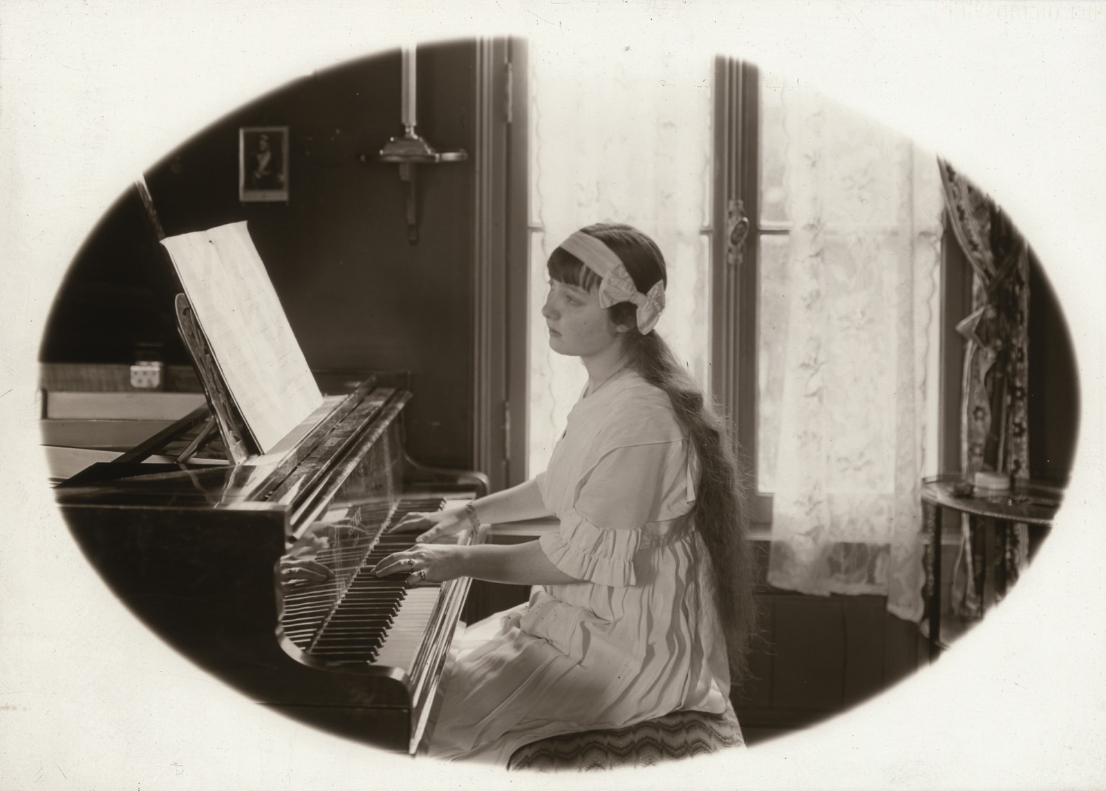 Portrait de Mademoiselle Germaine Conrad au piano ; Jeune fille au piano (Titre factice)