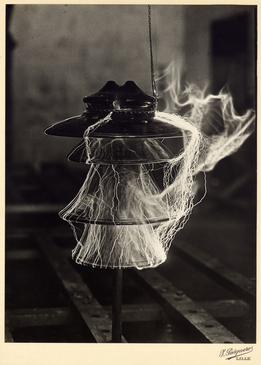 Arc électrique sur isolateur à 4 cloches (Titre factice)