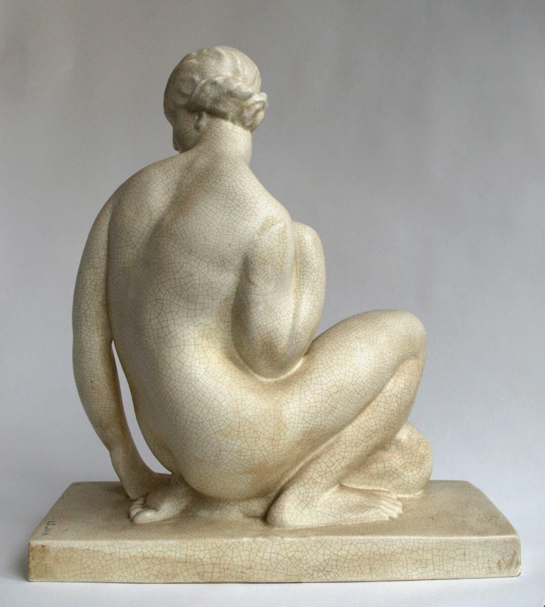 Jeune femme assise