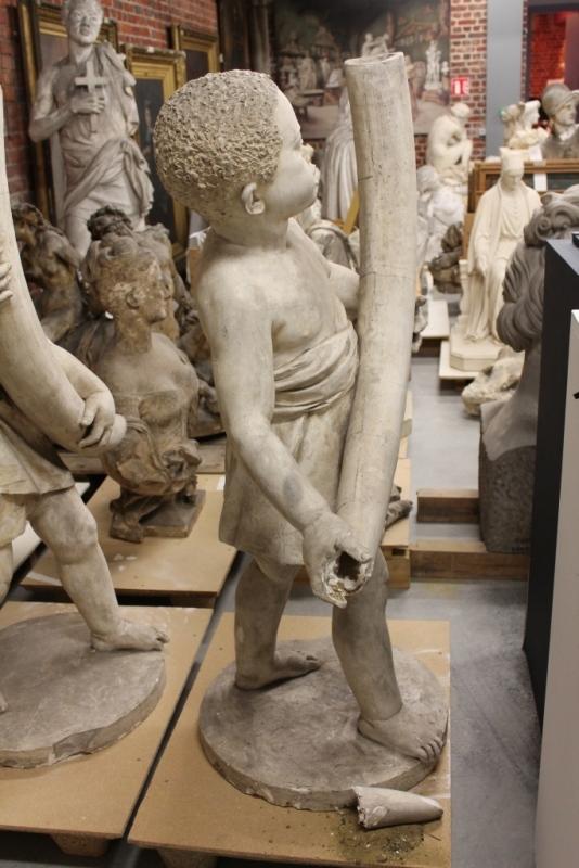 Enfant nègre portant une défense d'éléphant