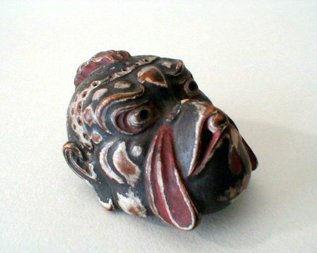 Netsuké en bois polychrome représentant un masque de tengu