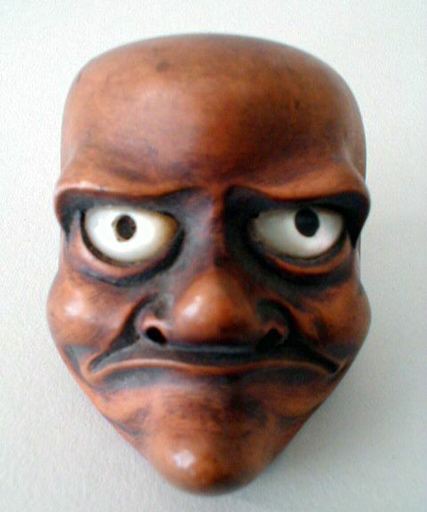 Netsuké en bois représentant un masque grimaçant