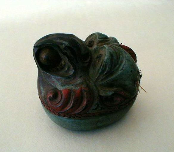 Boîte ovale en bois polychrome au couvercle orné d'une tête de tengu