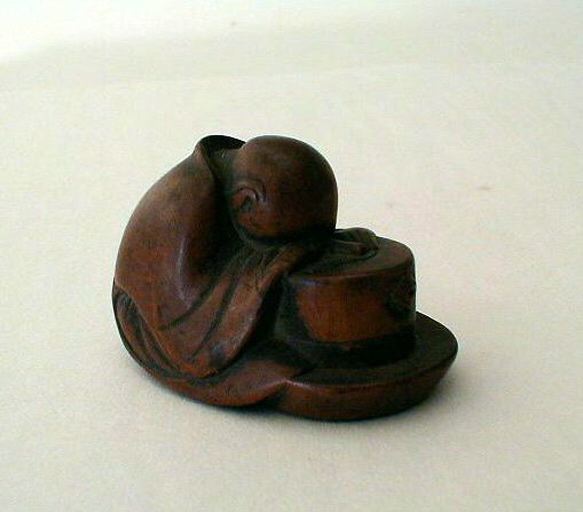 Netsuké en bois représentant un moine endormi revêtu du hakama