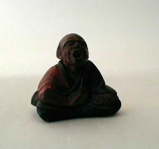 Netsuké en bois polychrome représentant l'éternueur public