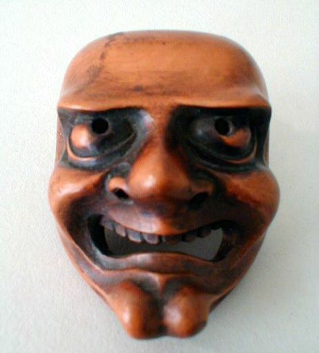 Netsuké en bois représentant un masque grotesque riant