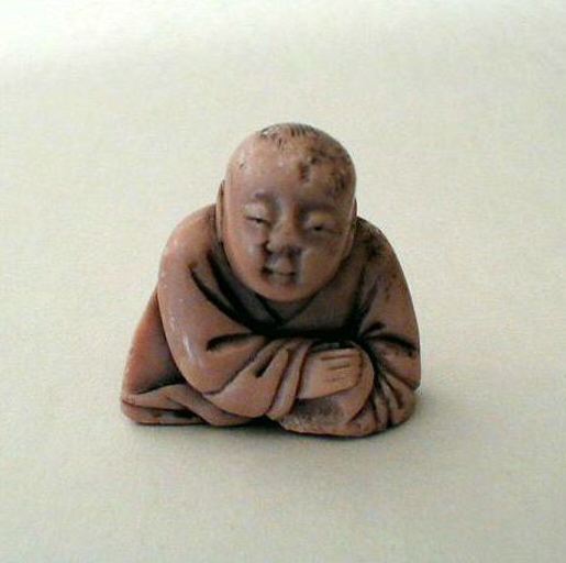 Amulette en pierre représentant un buste d'homme en prière