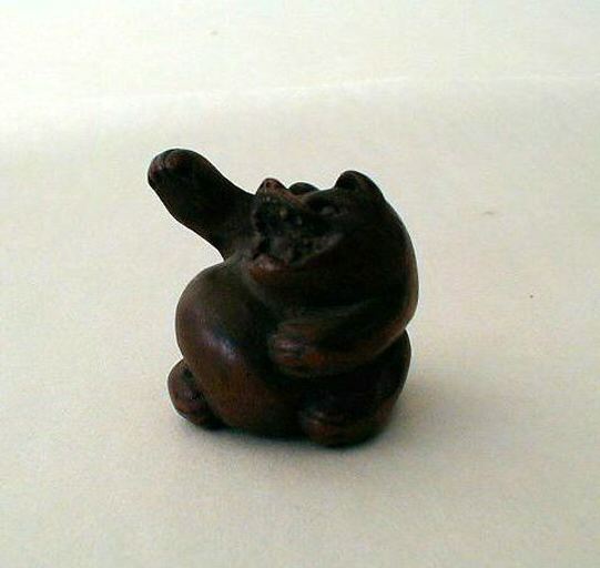 Netsuké en bois représentant Tanuki