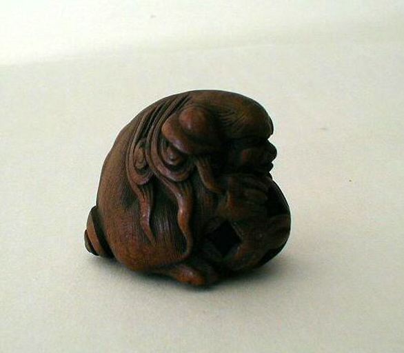 Netsuké en bois représentant Shishi