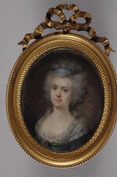 Femme en buste portant une robe bleue