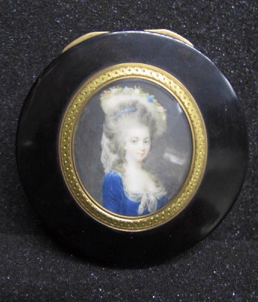 Jeune femme en buste, avec robe bleue et chapeau orné de fleurs