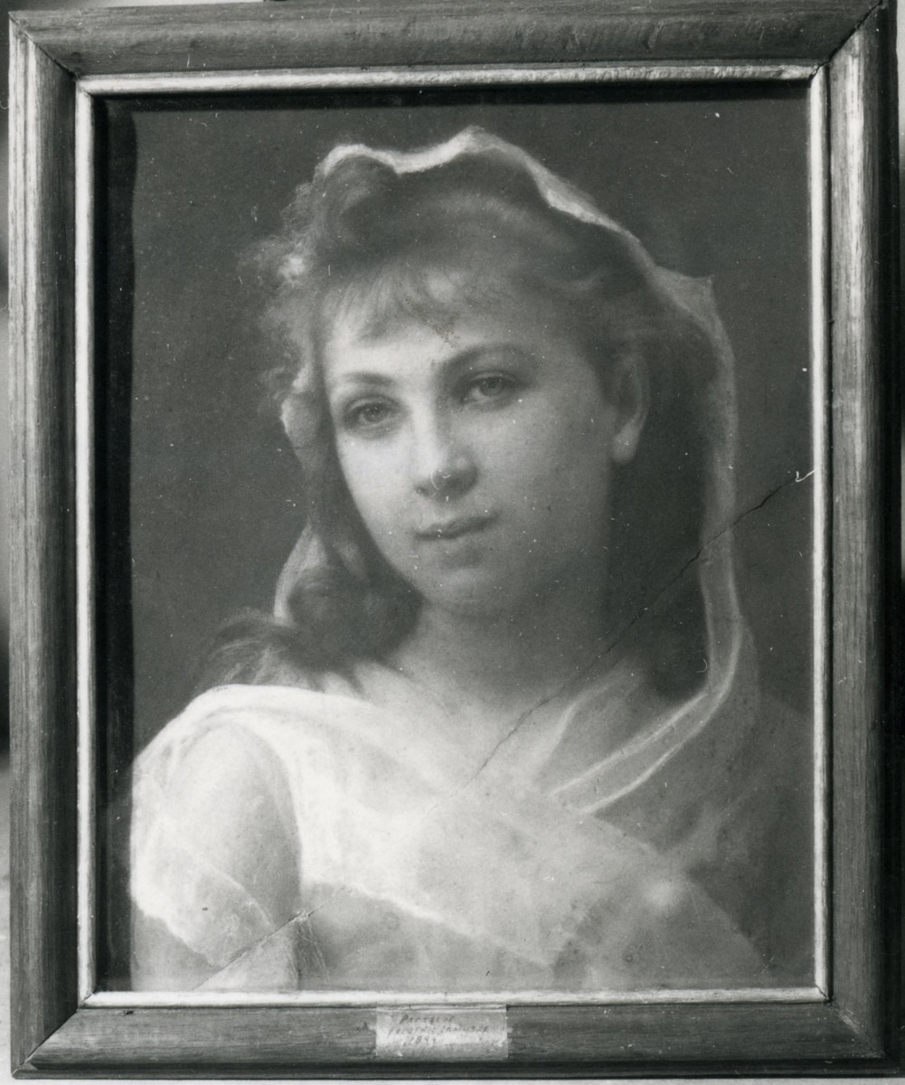 Portrait d'une jeune fille coiffée d'un voile