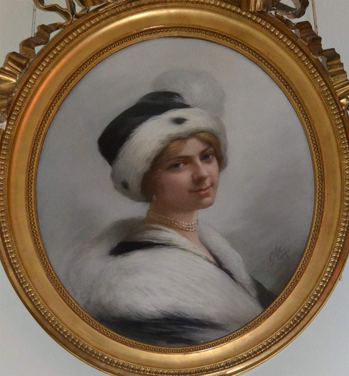 Portrait de femme coiffée d'une toque de fourrure