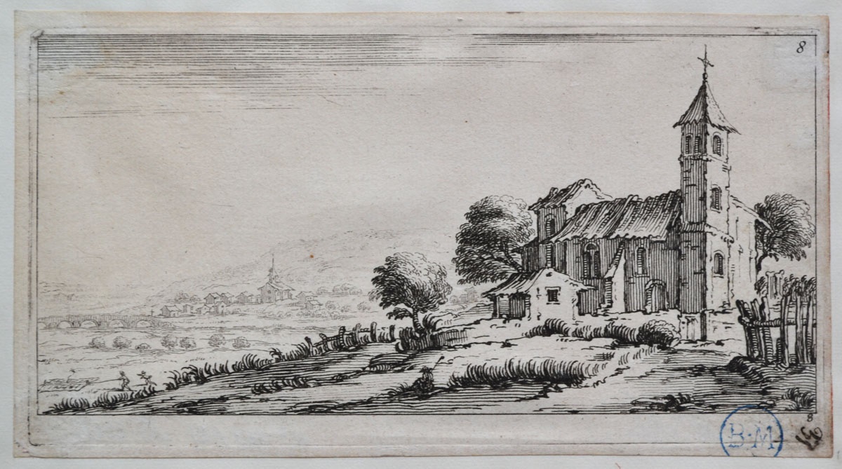 Une église délabrée près d'un marécage