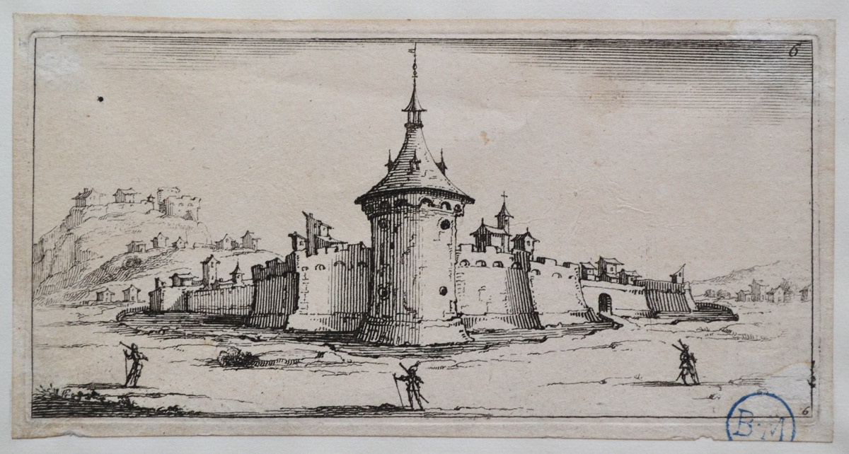 Vue d'une ville fortifiée entourée d'eau