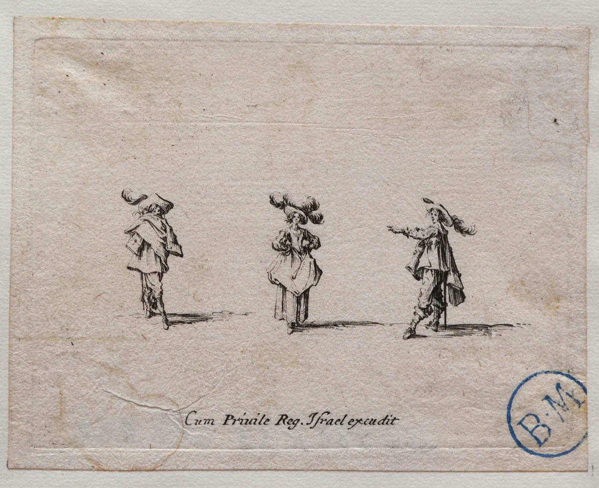 Une Dame, au chapeau orné de quatre plumes et les deux mains sur les hanches, vue de face entre deux hommes