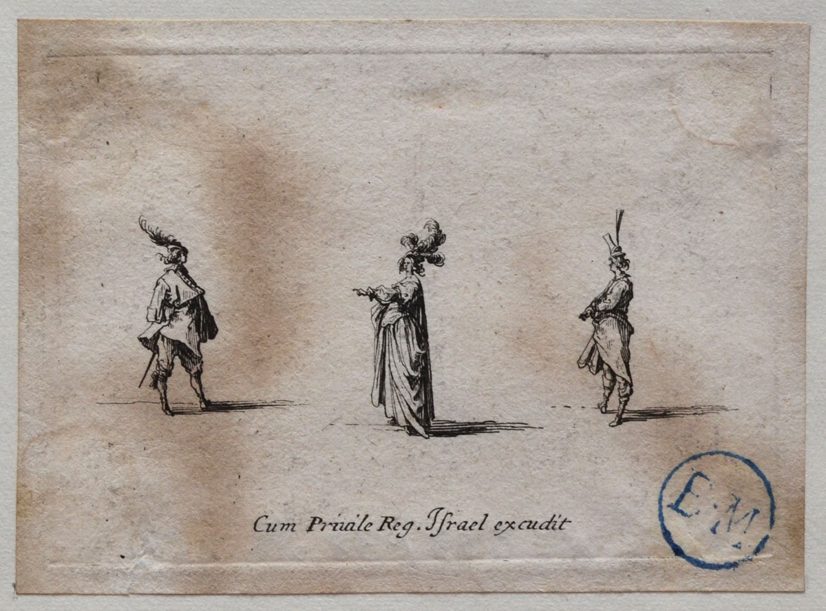 Une Dame, au chapeau orné de trois plumes, vue de profil entre deux hommes