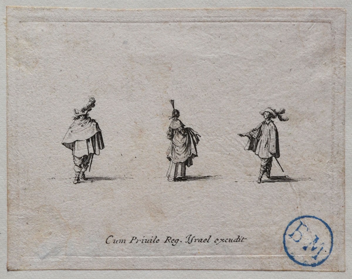 Une Dame, coiffée d'une aigrette et relevant son manteau, vue de dos entre deux hommes