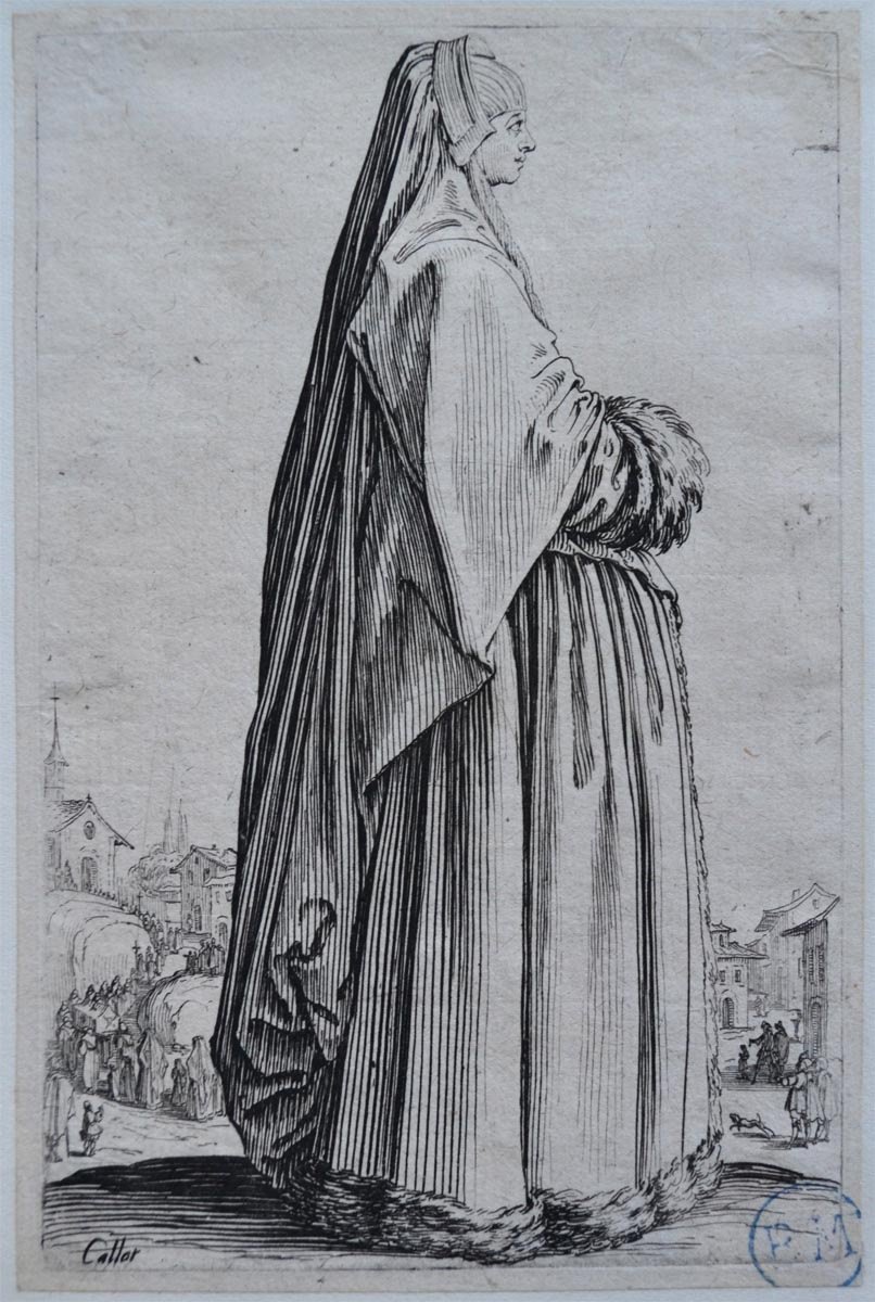 La dame coiffée d'un grand voile et à la robe bordée de fourrures