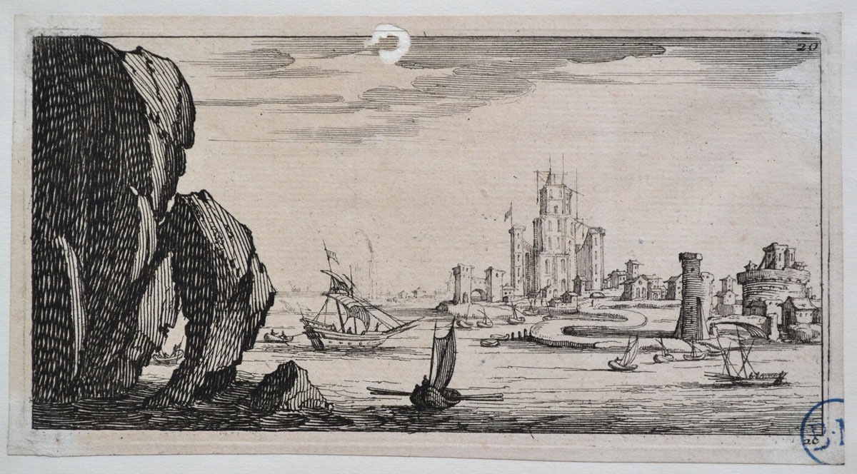 Rochers plongeant dans la mer et fortifications