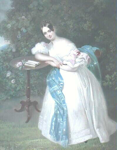 Jeune femme romantique dans un jardin