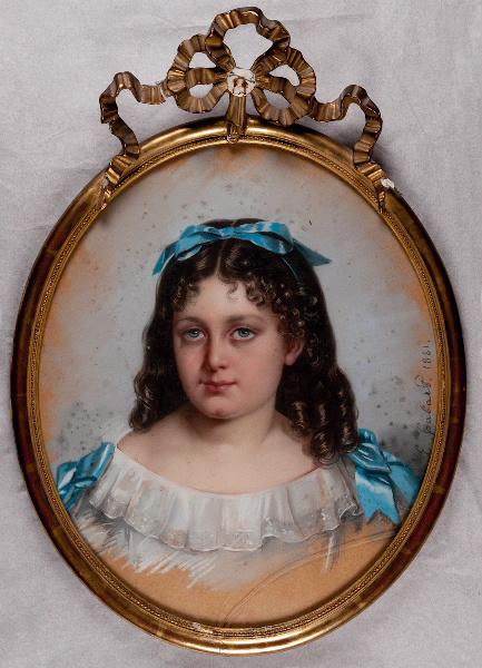 Femme au noeud bleu