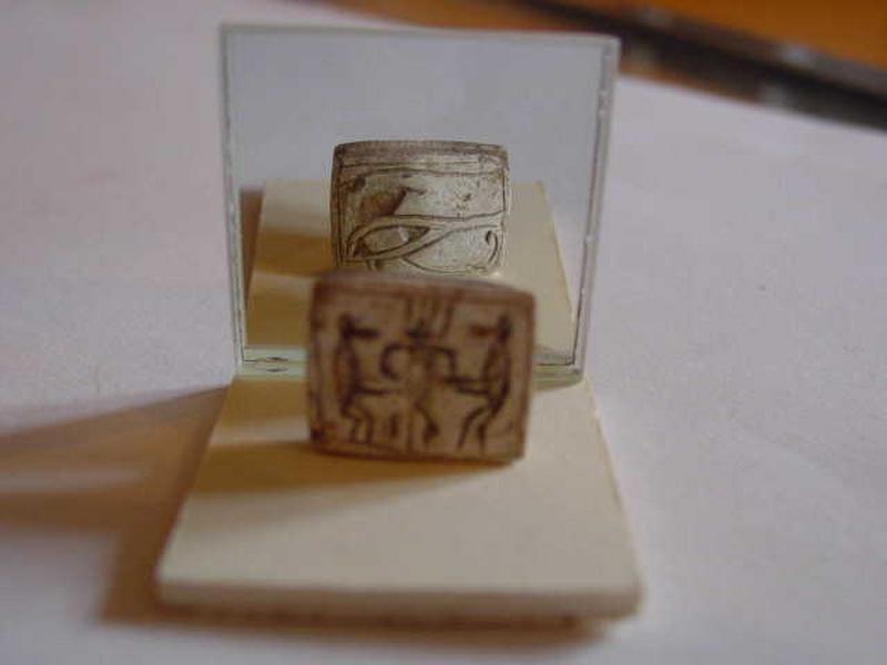 Bès dansant entre deux babouins