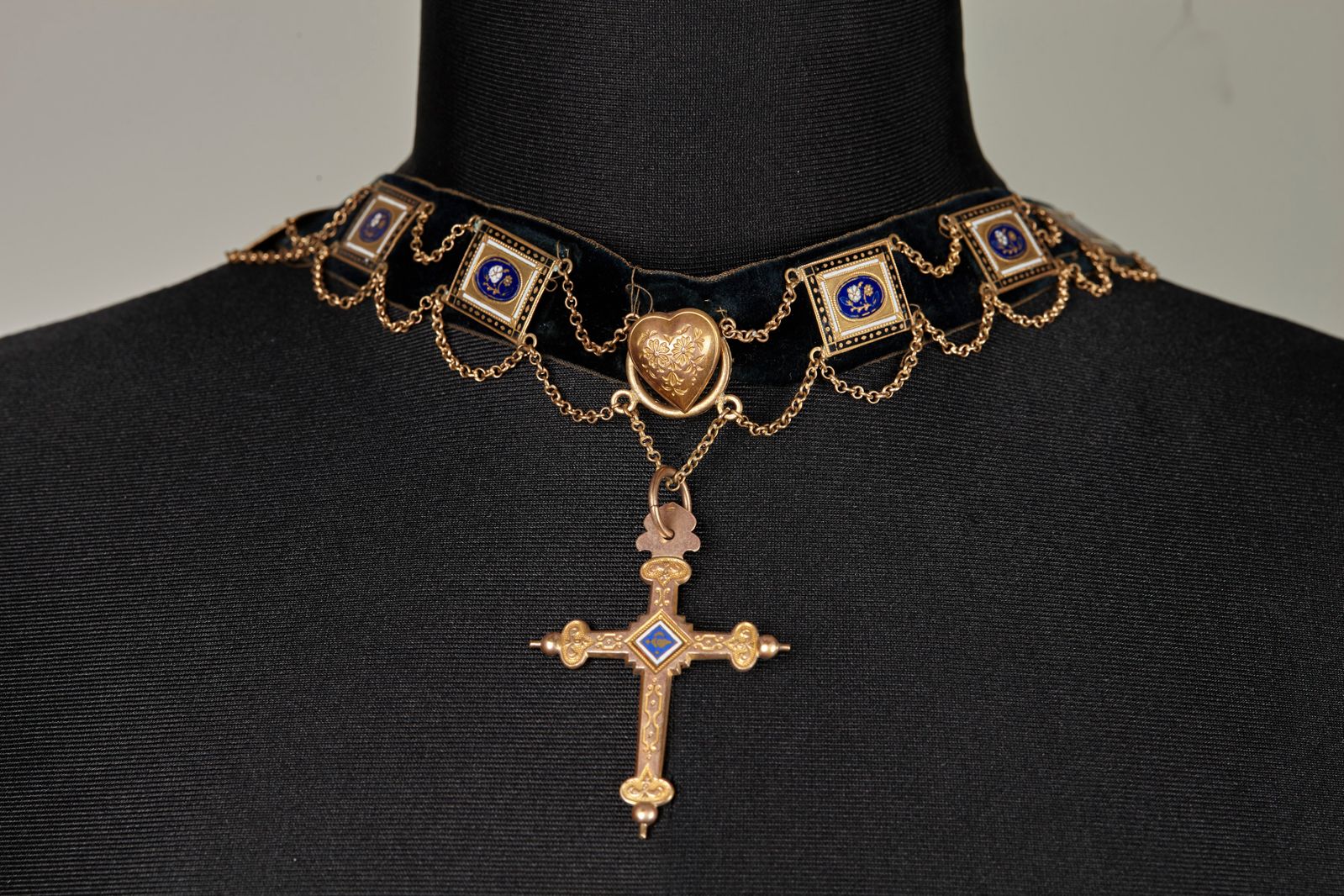 Collier et croix Jeannette en pendentif