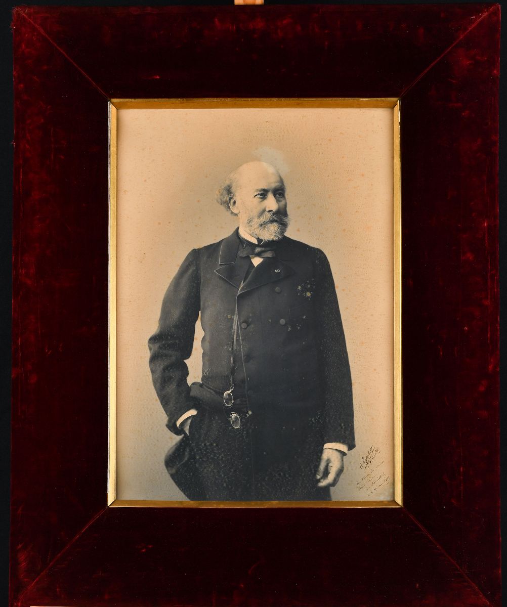 Photographie d'Octave Feuillet, main dans la poche