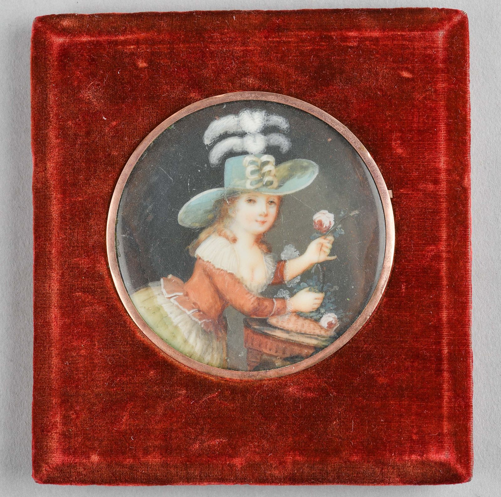 Femme au chapeau à deux rangs de plumes