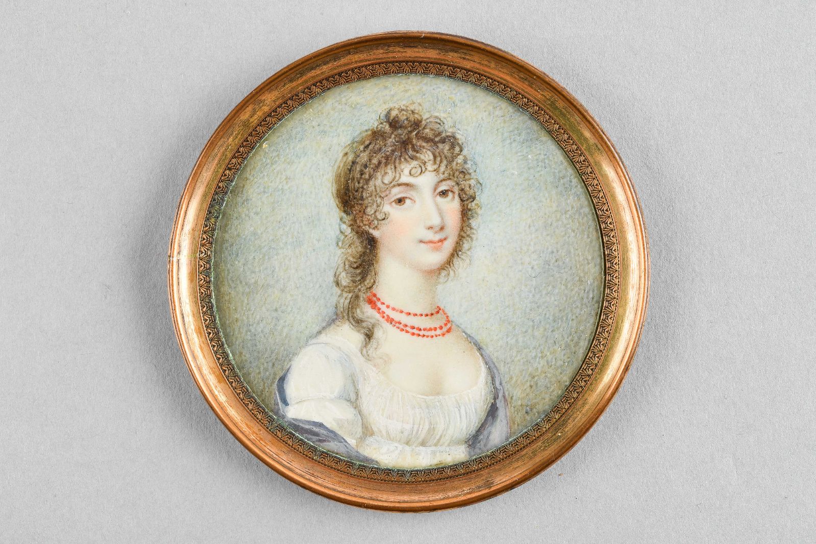 Médaillon avec femme au collier de corail