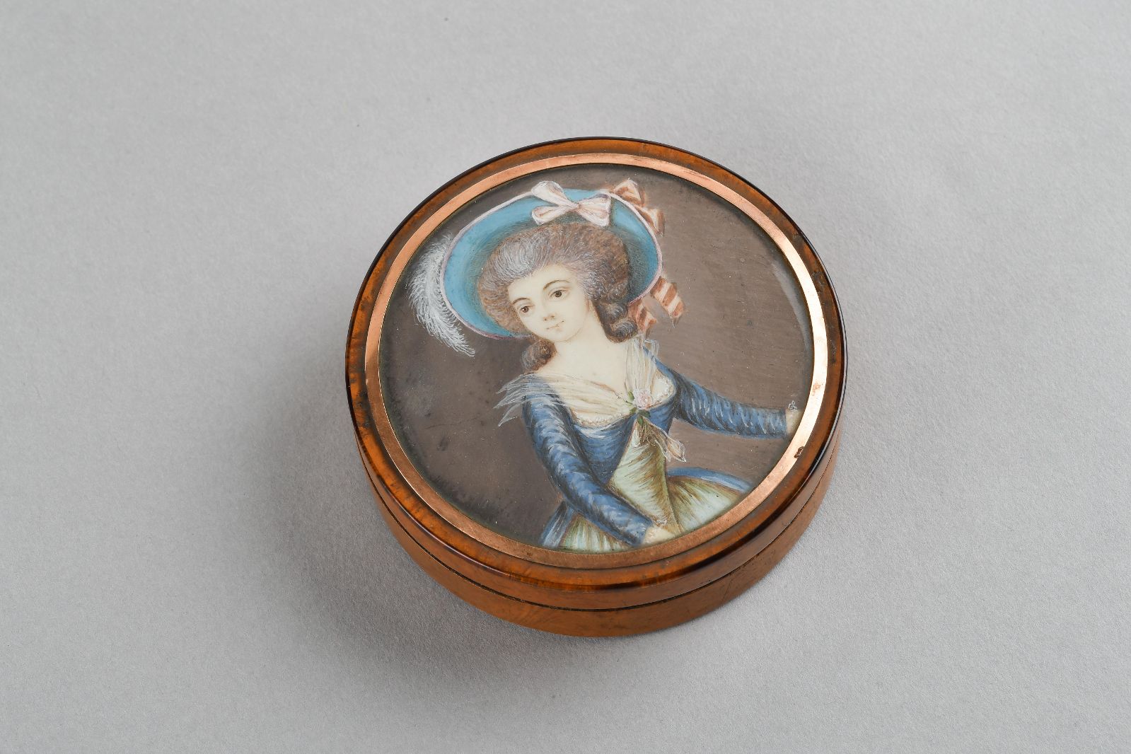 Bonbonnière : femme au chapeau bleu