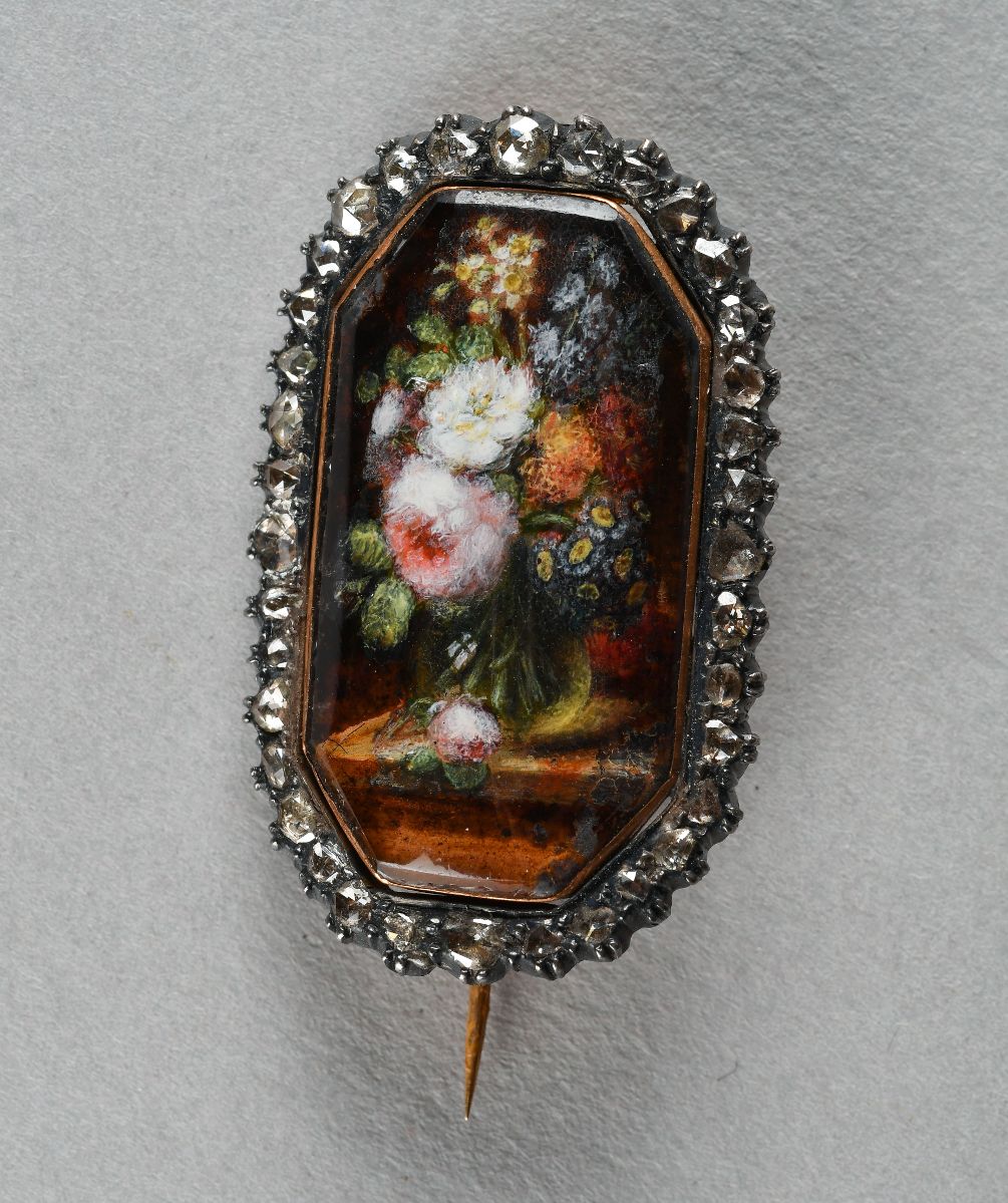 Broche avec bouquet de fleurs