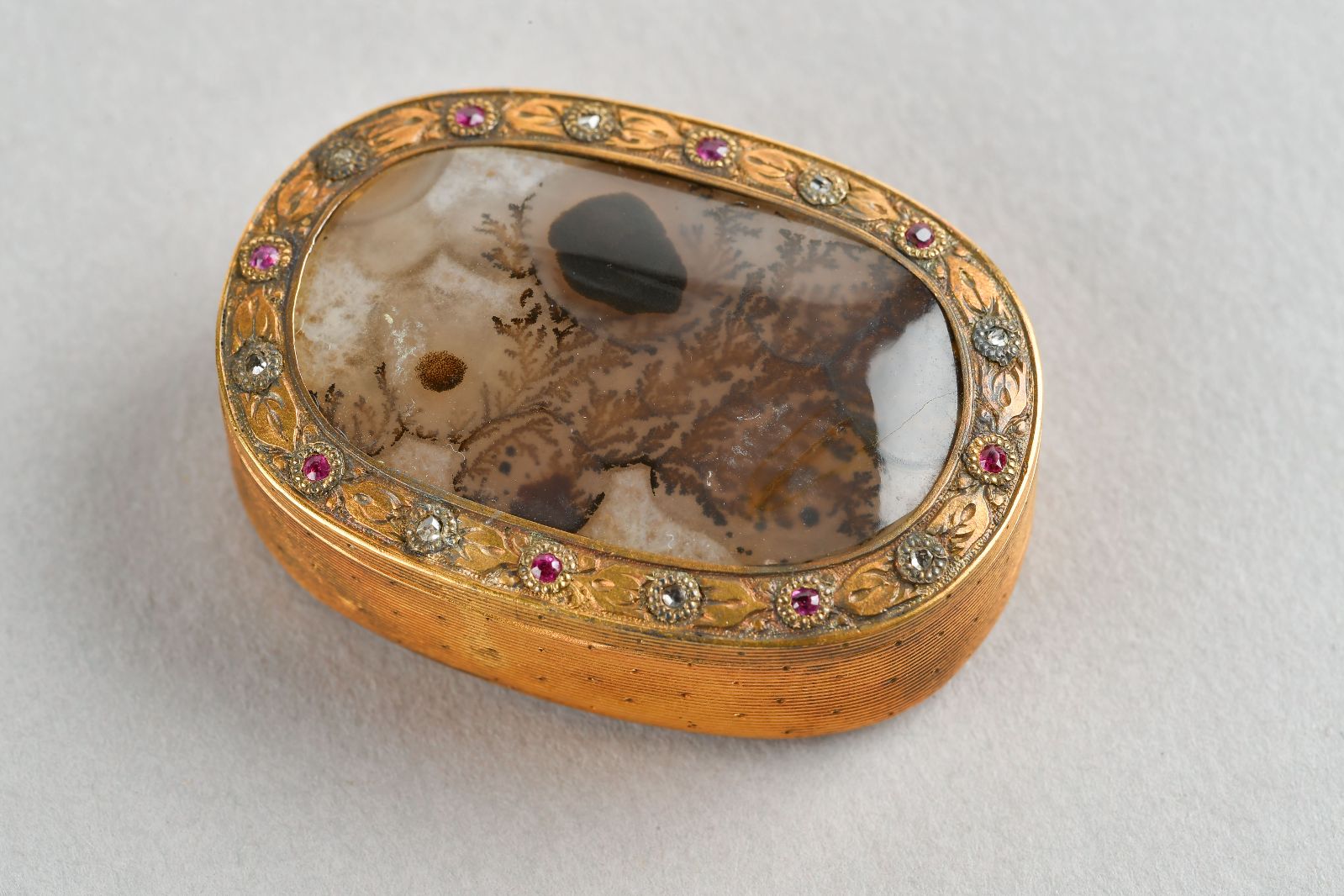 Tabatière en or et agate herborisée