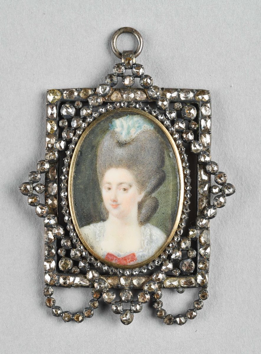 Femme à haute coiffure & nœud rose