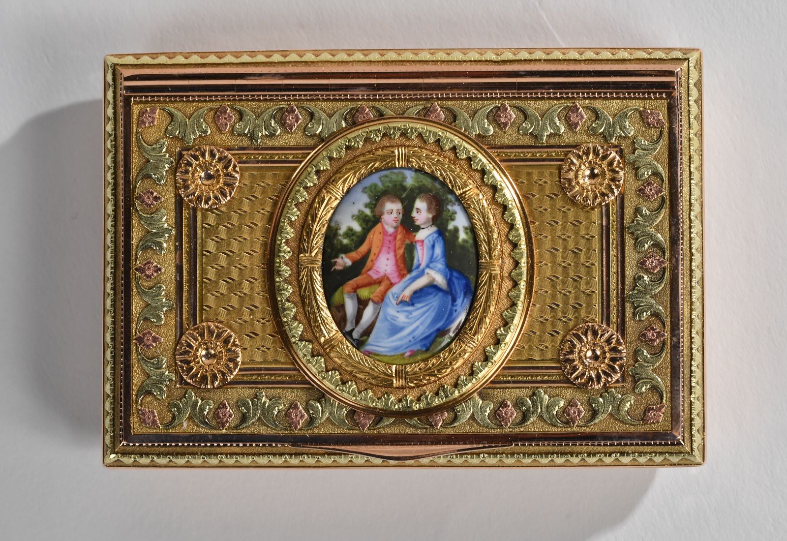 Boîte aux différents tons d'or