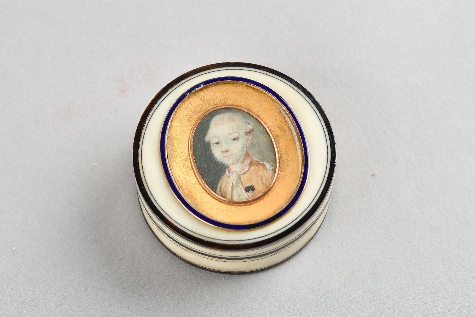 Bonbonnière à deux médaillons