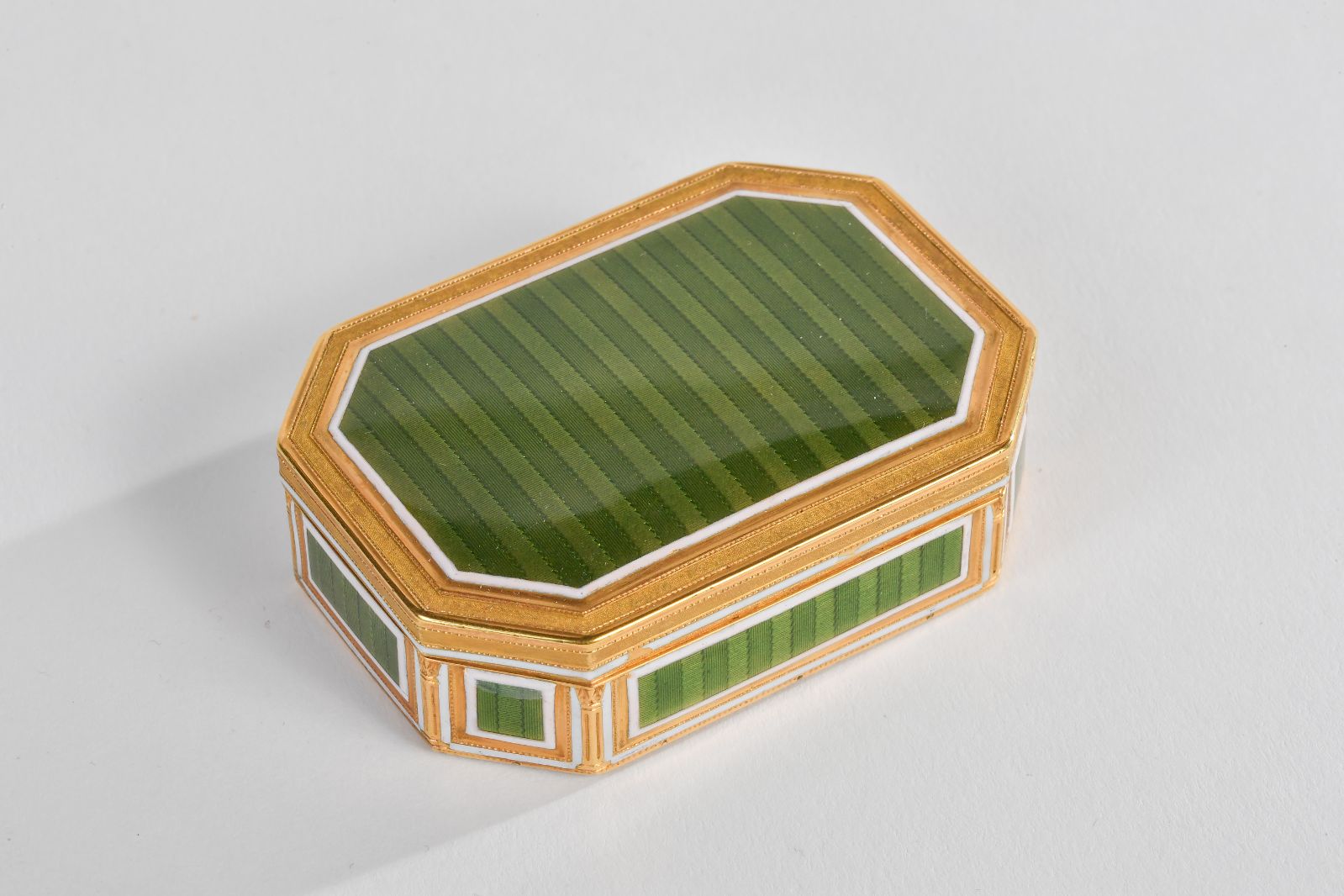 Tabatière avec émail vert et blanc