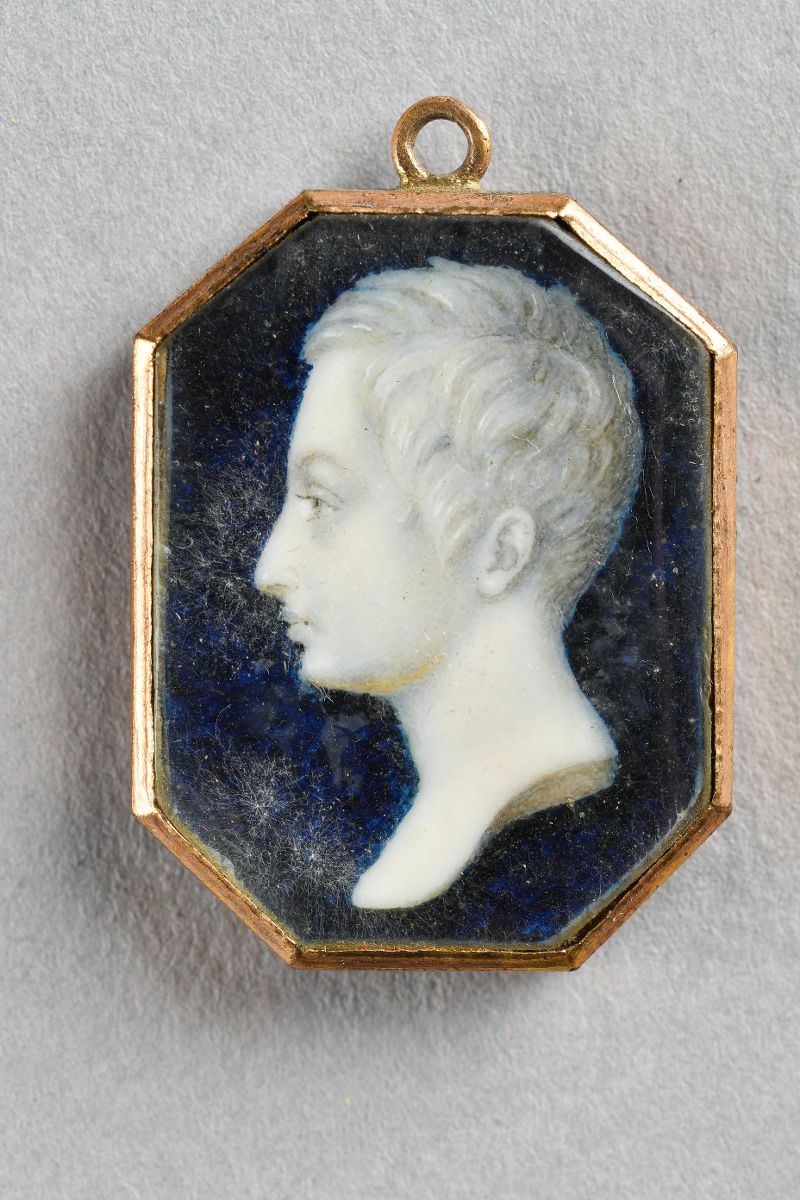 médaillon avec profil de jeune homme