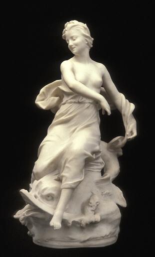 Femme chevauchant un dauphin