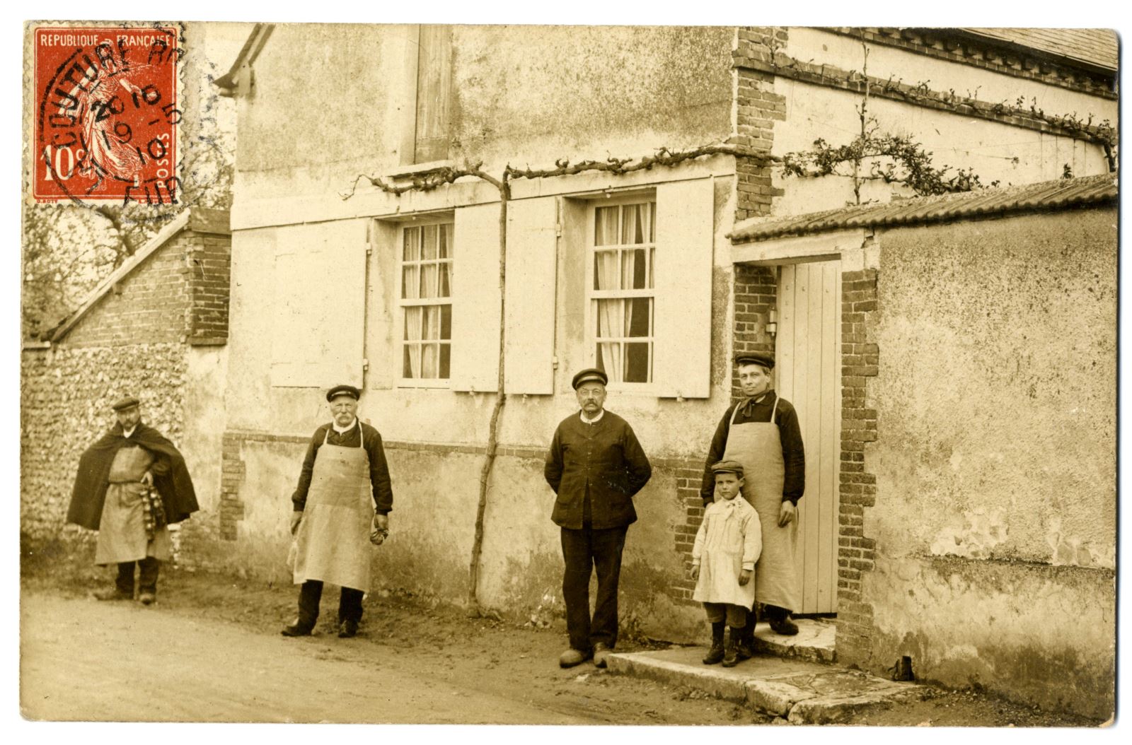 Artisans devant un atelier