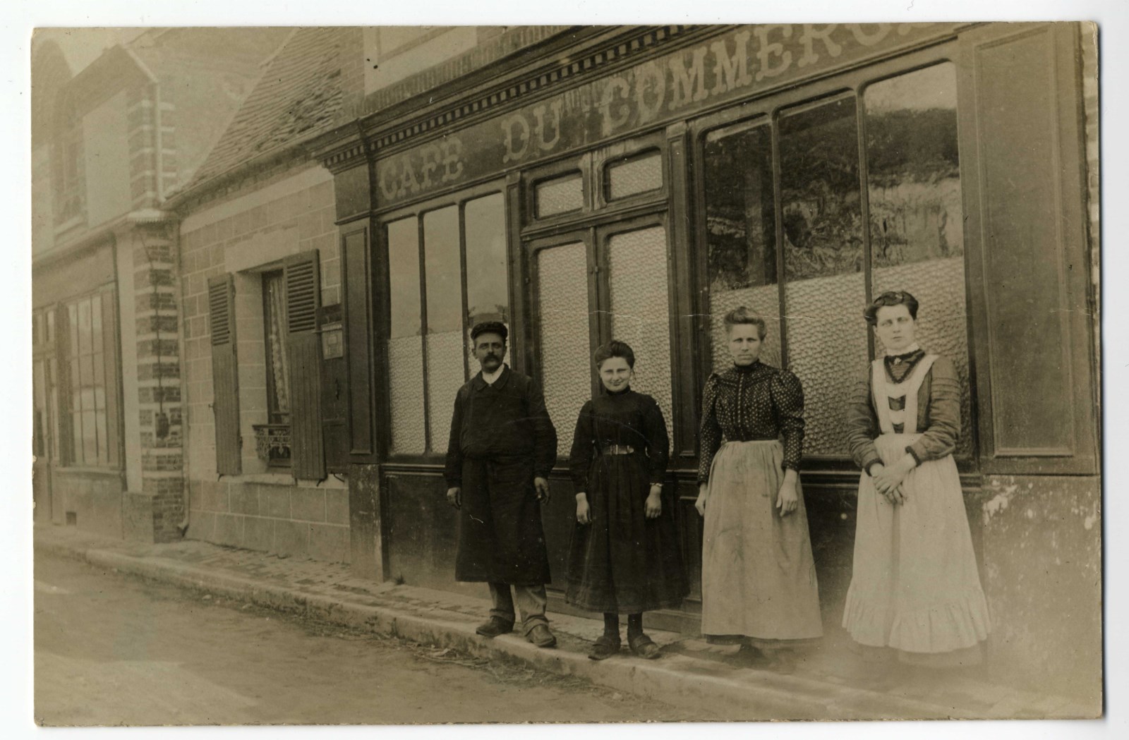 Villageois devant le "café du commerce"