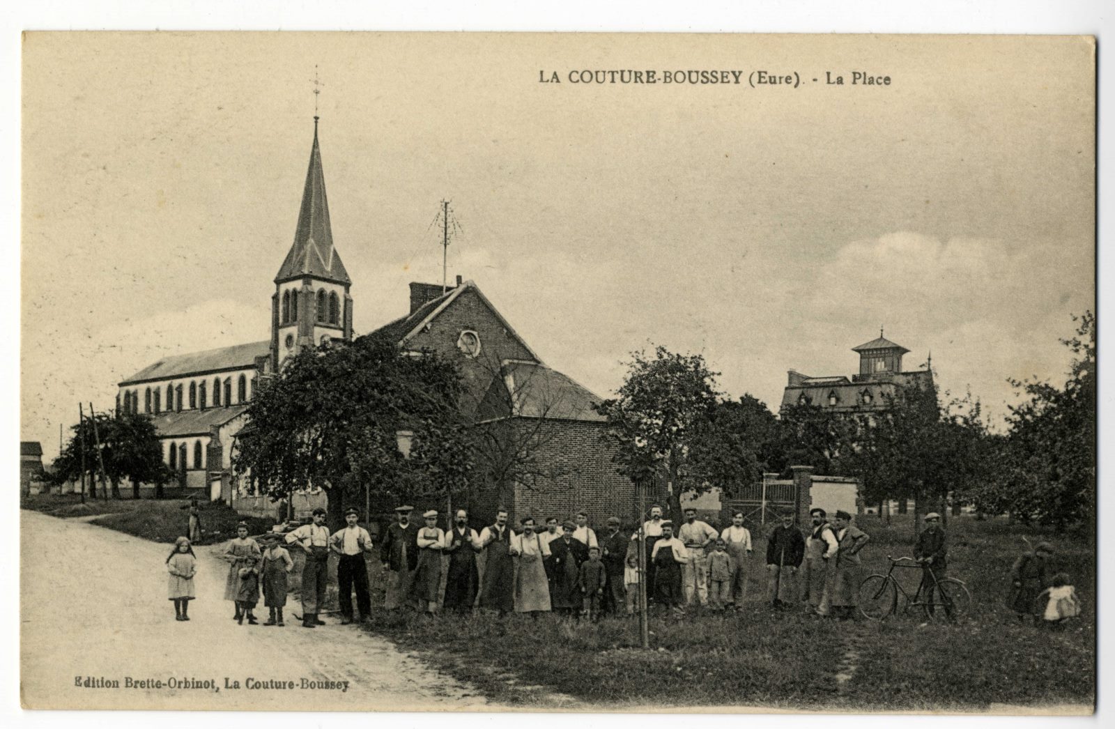 Ouvriers posant devant l'ancienne école du village