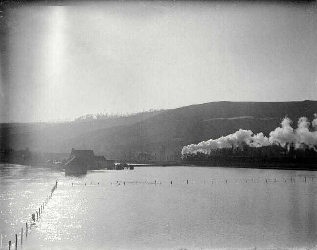 Saint-Pierre, les inondations (St.Pierre (c. de Paris). Inondations. 1897. Train express)