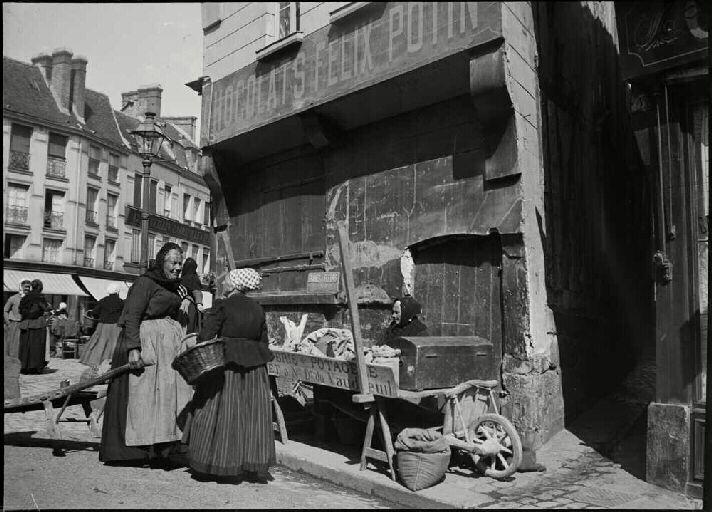 Louviers, place de la Halle. Maison Potin