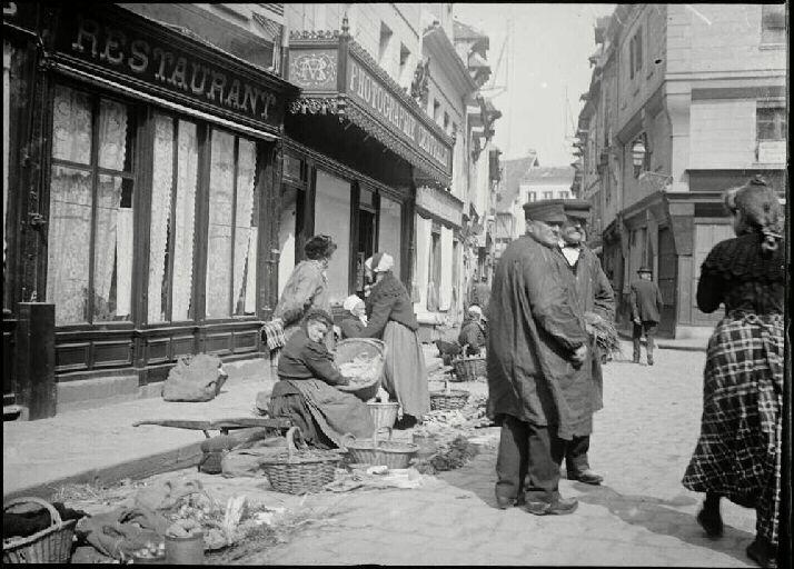 Louviers, rue du Neubourg, le marché