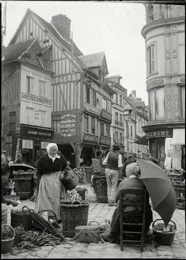 Louviers, place de la Halle, le marché