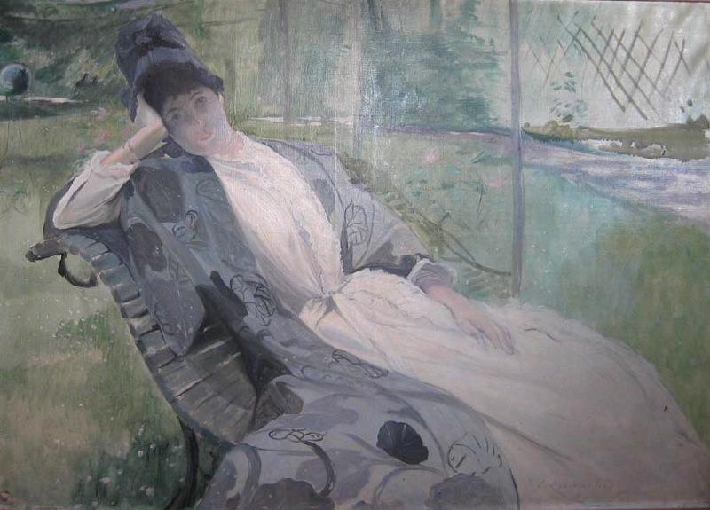 Jeune fille dans un jardin