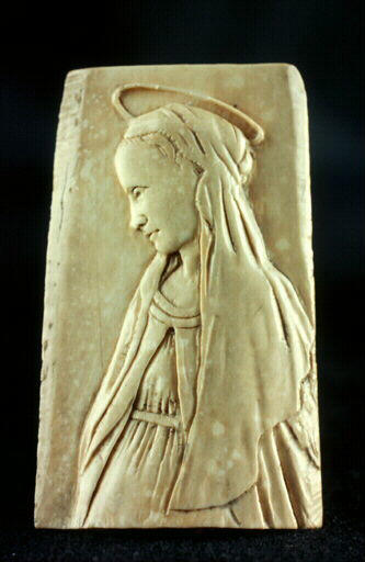 Vierge nimbée vue à mi-corps