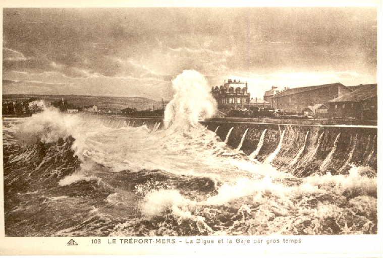Le Tréport. Mers. La digue et la gare par gros temps